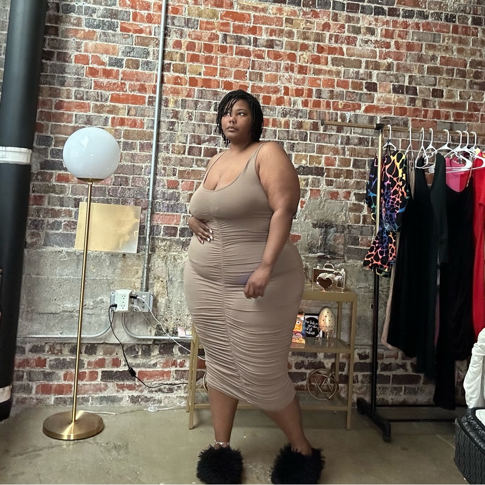 Brown scrunch’s dress